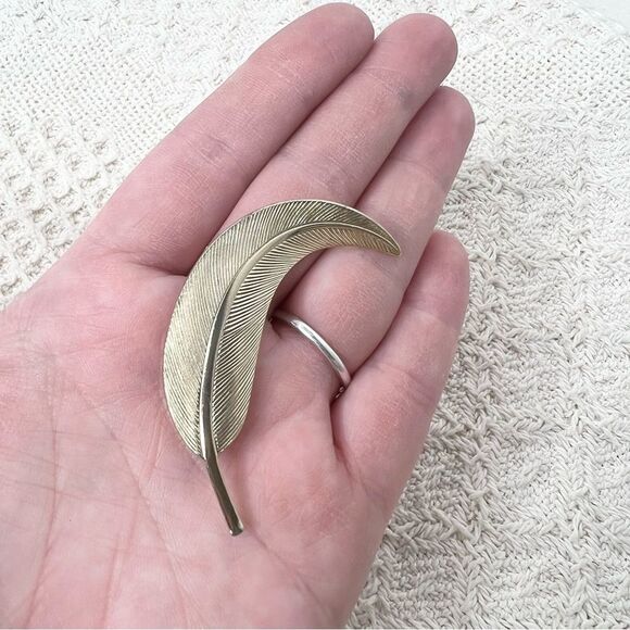 Vintage Gold Tone Leaf Brooch Pin Long Curved Fall Autumn - Picture 4 of 5